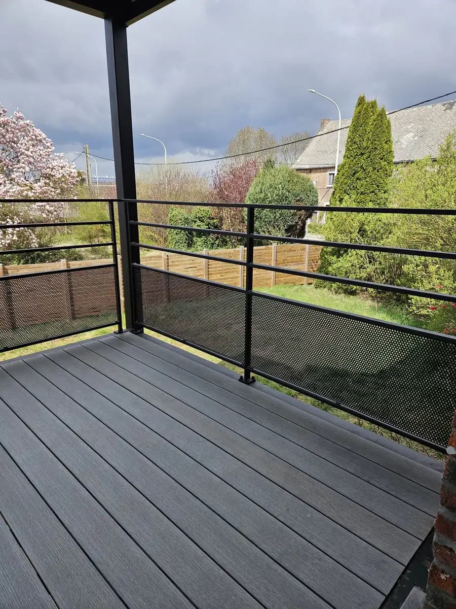 Balcon plancher composite, garde-corps acier