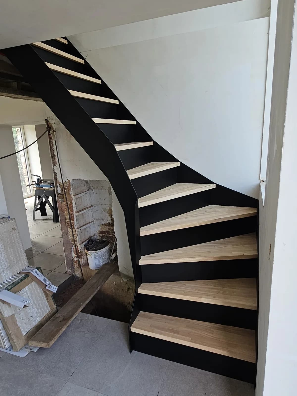 Escalier limon courbe acier et bois