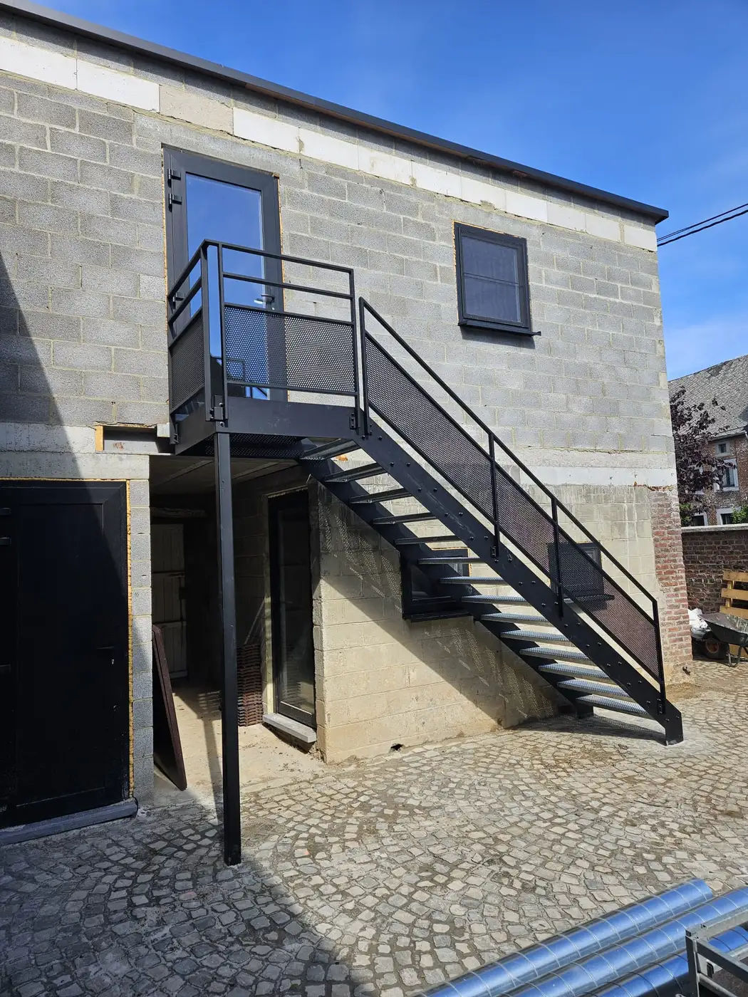 Escalier extérieur acier noir