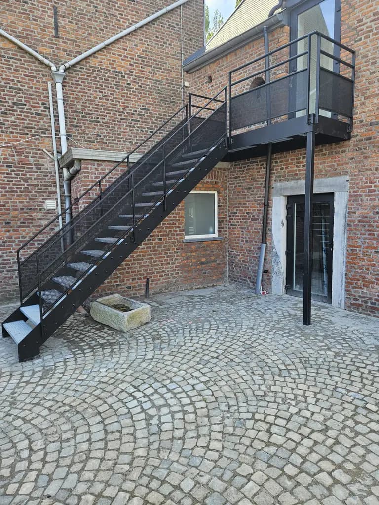 Escalier extérieur acier noir