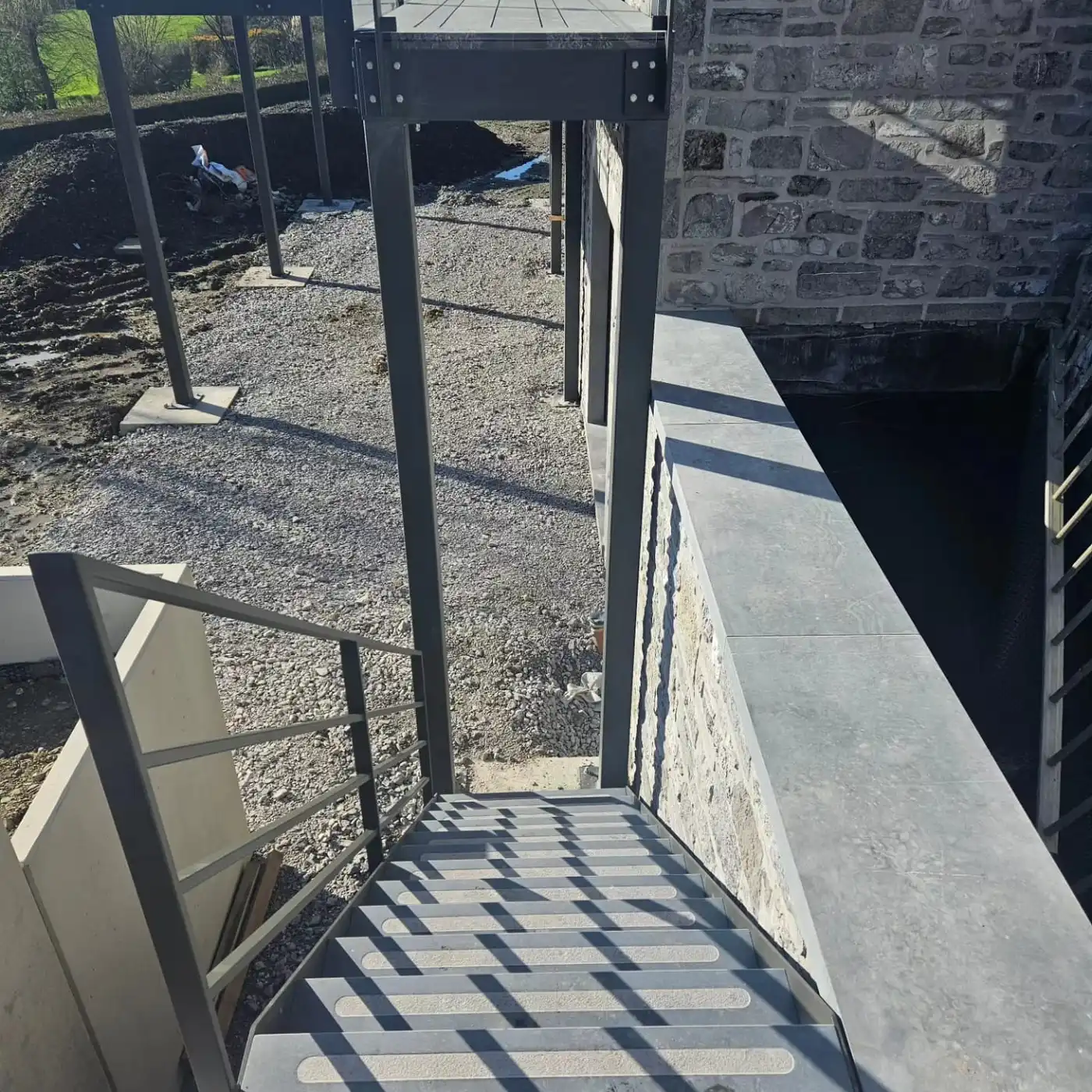 Escalier extérieur acier, marches caillebotis