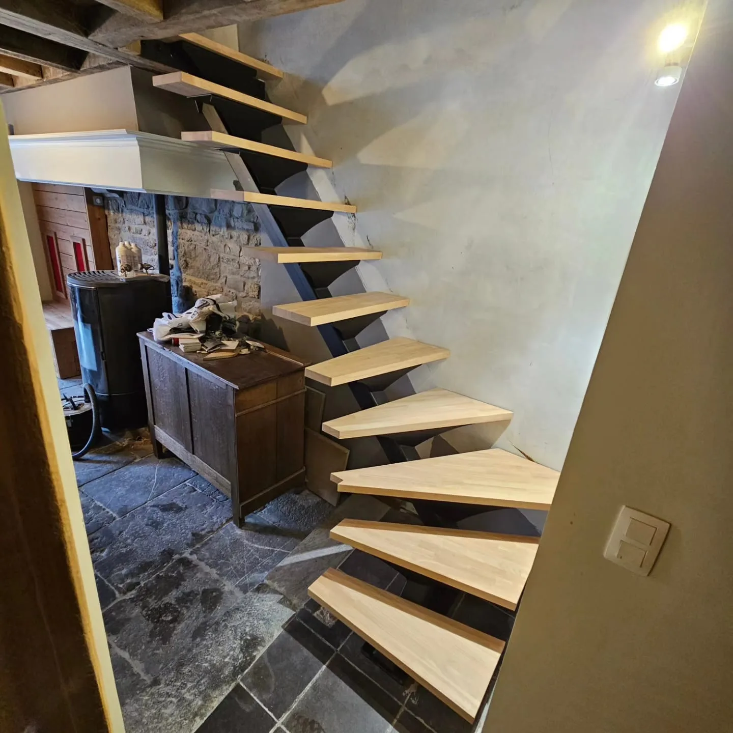 Escalier quart-tournant acier et bois flottant