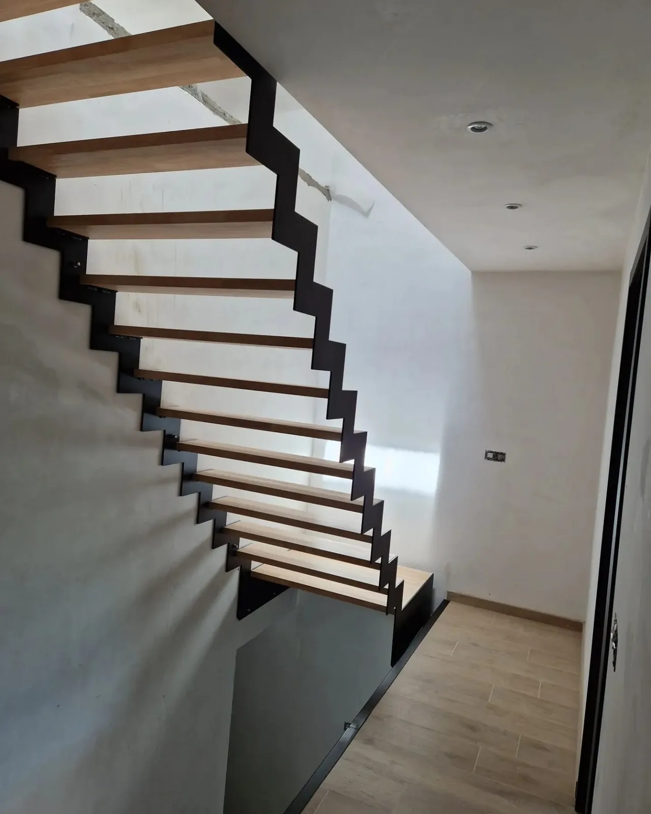 Escalier droit double limon acier et bois