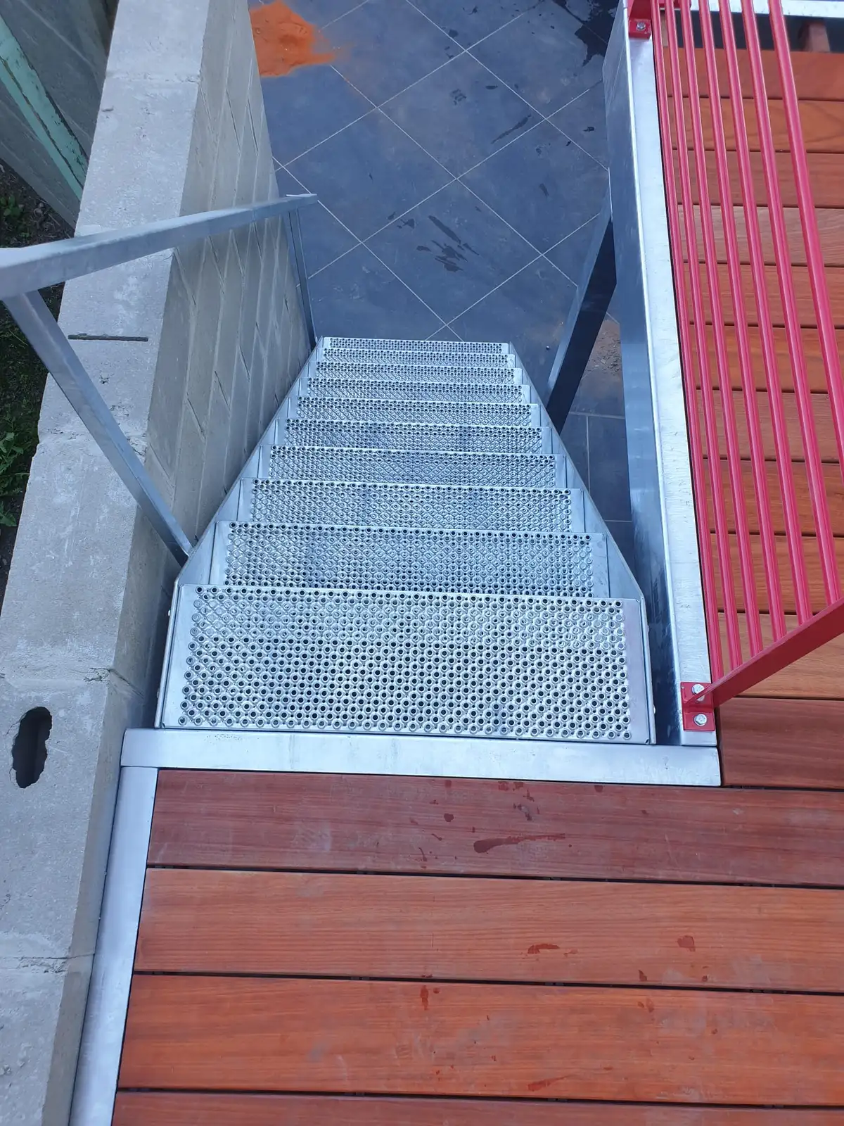 Escalier extérieur galvanisé, marches caillebotis