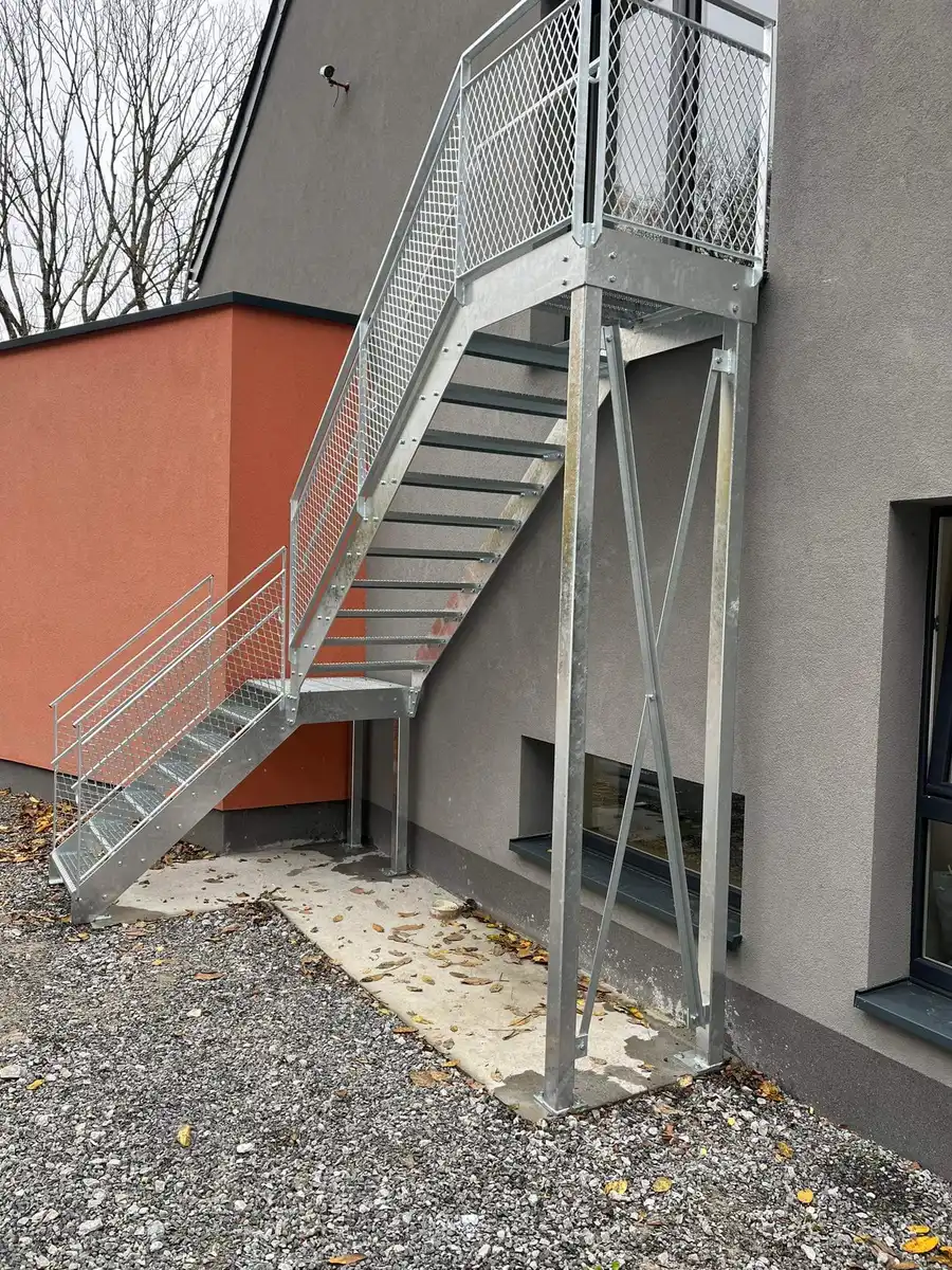 Escalier extérieur galvanisé, accès terrasse bois