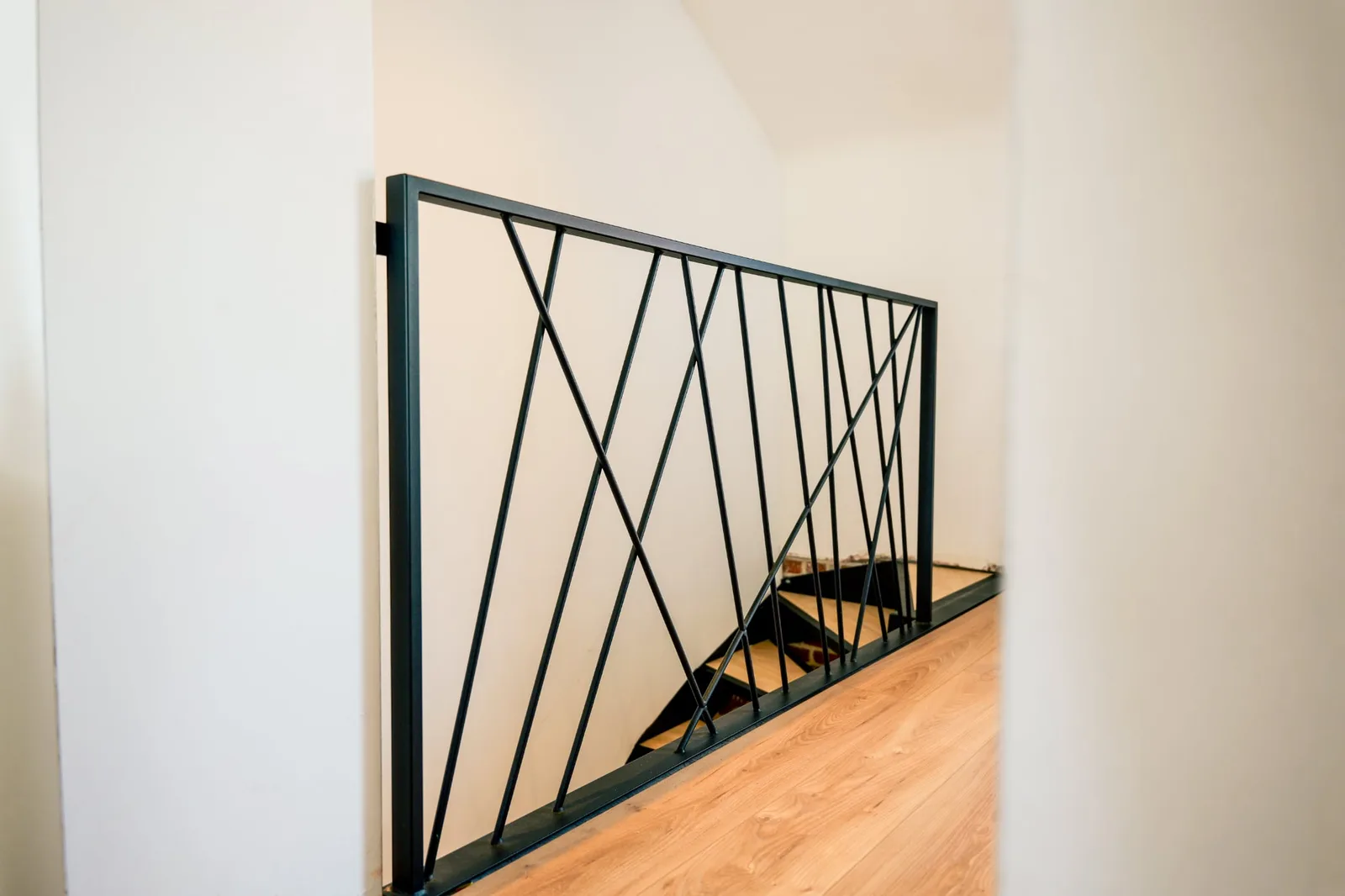 Garde-corps palier acier noir, barreaux croisés design