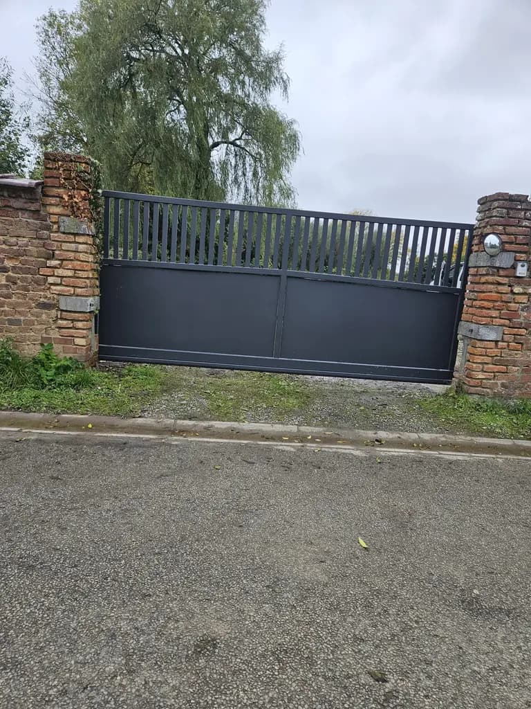 Portail battant acier anthracite barreaux et tôle
