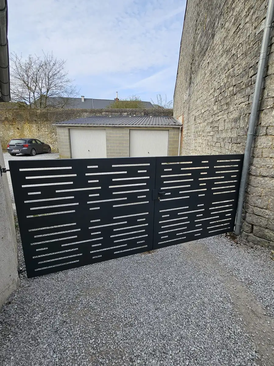 Portail battant acier noir, lames horizontales