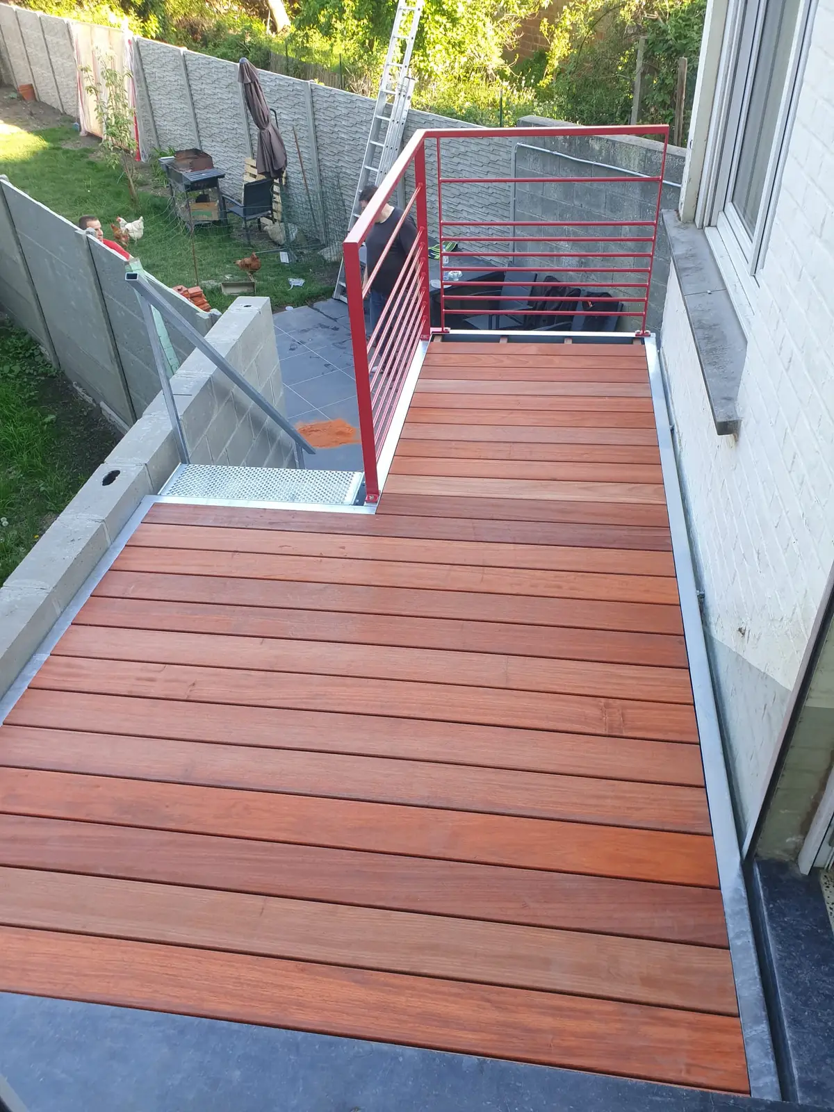 Terrasse bois exotique, garde-corps rouge