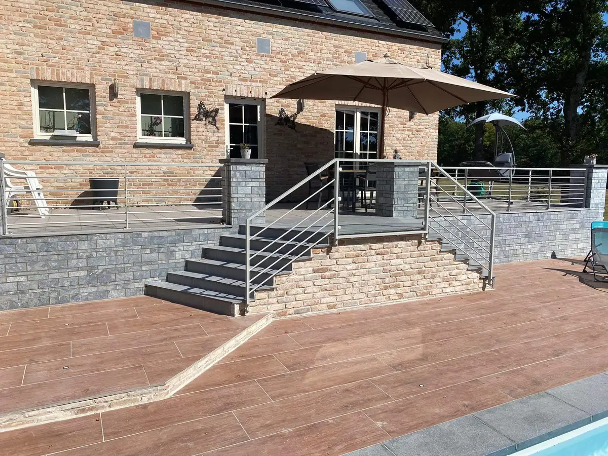 Terrasse bois exotique, piscine et pierres naturelles